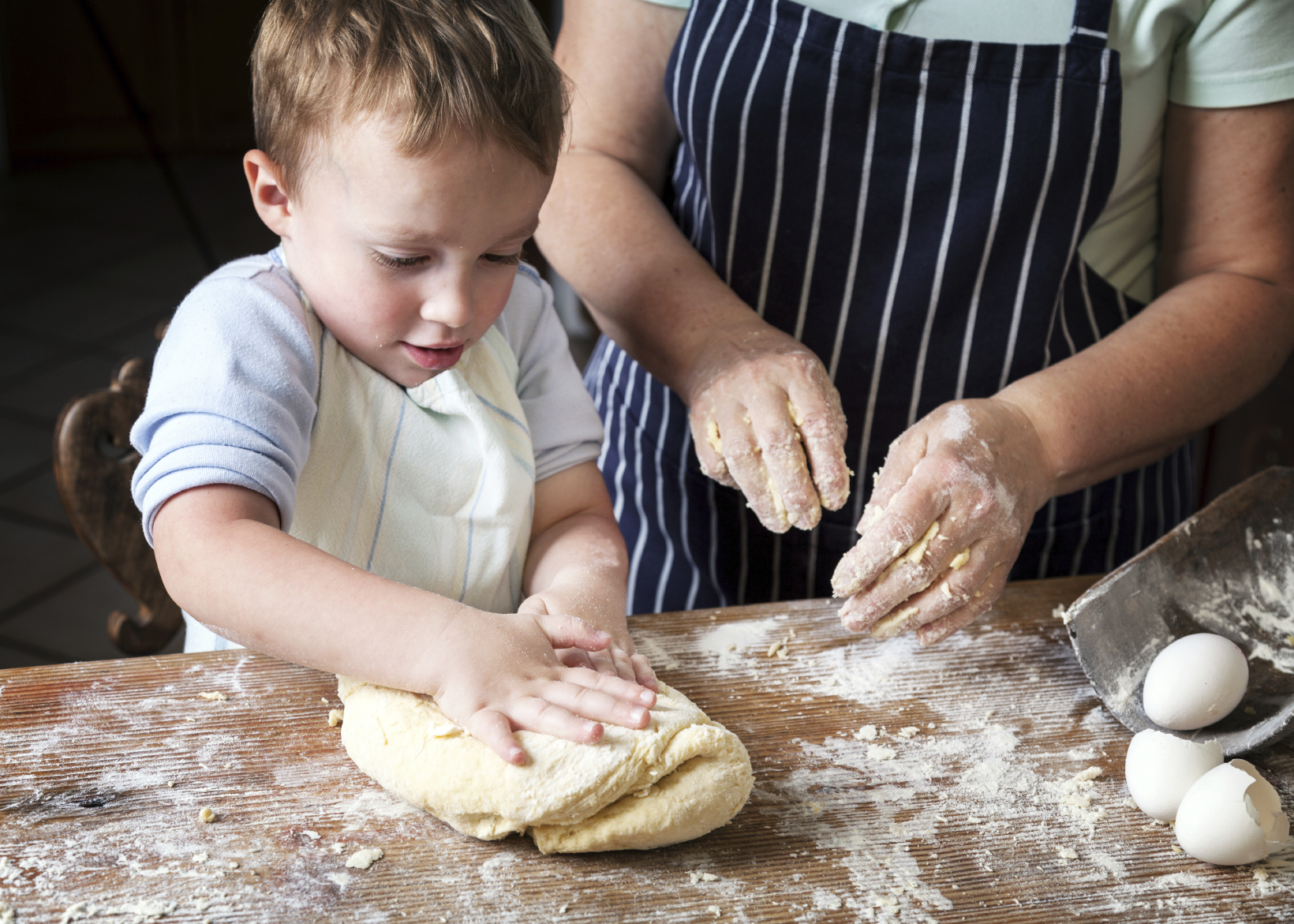 Мама готовит пирог. Дети пекут. Выпечка для детей. Дети пекут хлеб. Мастер класс выпечка для детей.