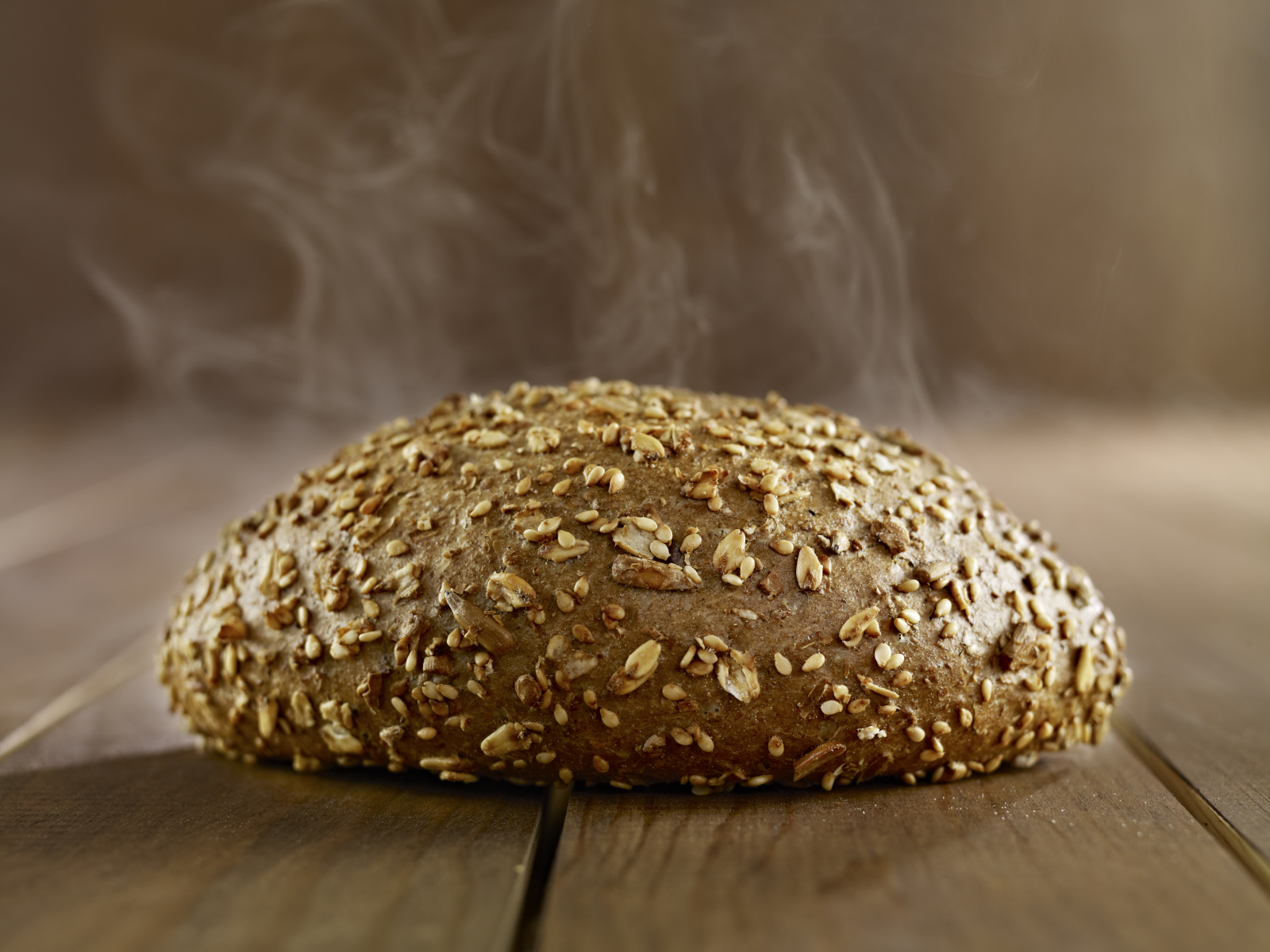 Батон с кунжутом. Молочный батон с кунжутом. Specialty Breads. Фото батон с кунжутом в корзине.